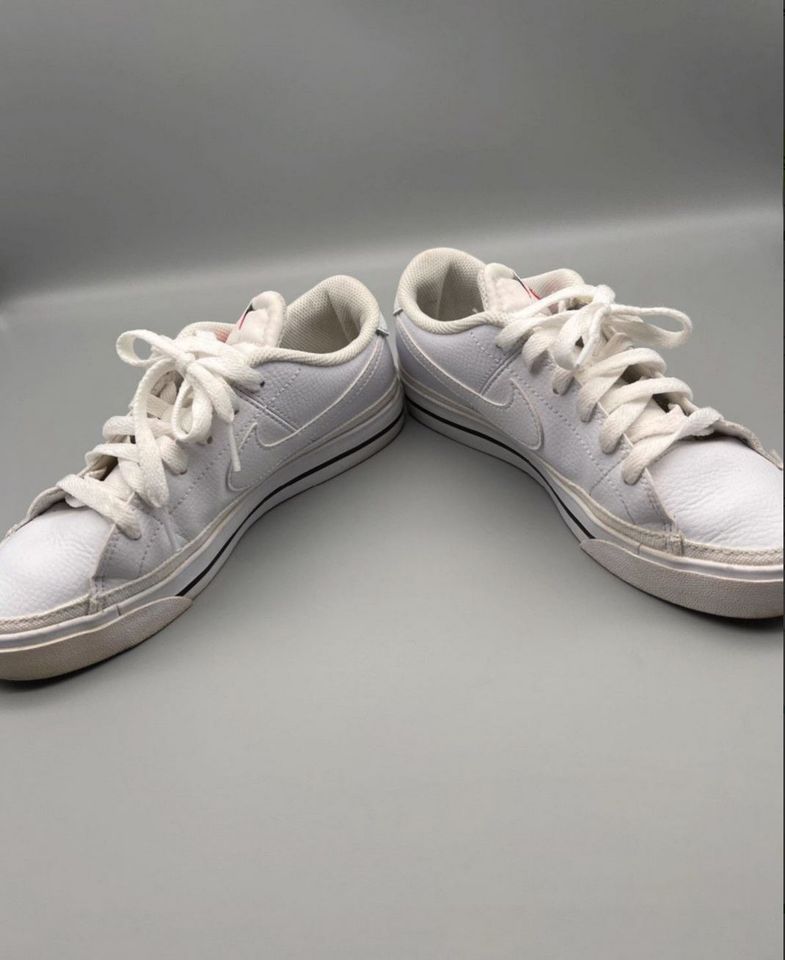 Nike Damenschuhe Sneaker Größe 37,5 in Salzgitter