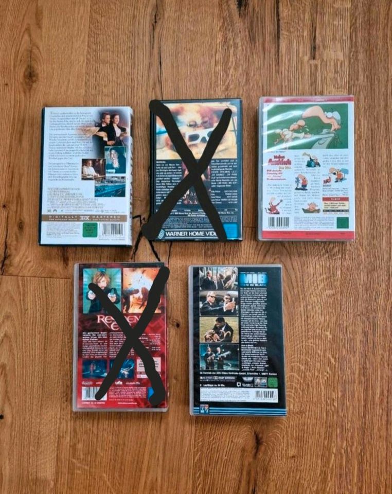 Verschiedene VHS Kassetten (Titanic, Resident Evil, MIB,...) in Lorch
