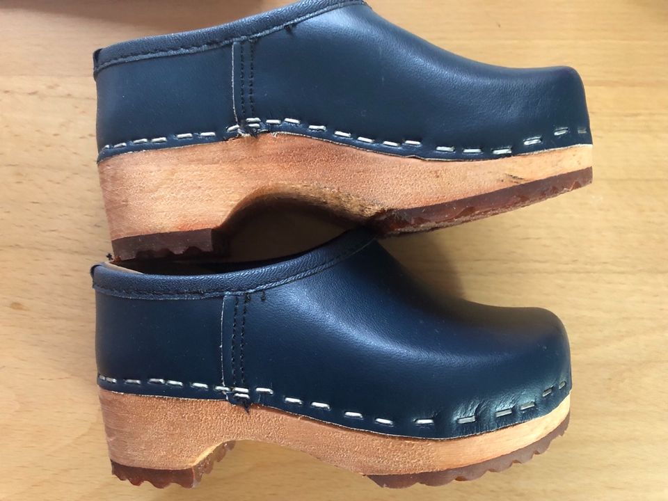 Kleinkinder Holzclogs, Friesenclogs, NEU Größe 24, dunkelblau in Hamburg