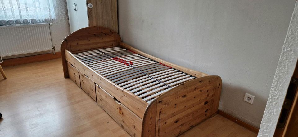 Massivholz Bett 90x200  mit Lattenrost in Lehrte