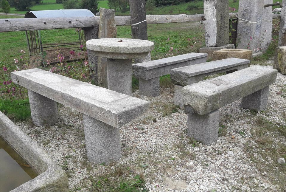 Sitzbank und Tisch aus altem Granit, Granitbank, Granittisch, Tisch aus Granit, Bank aus Granit, Gartenmöbel, Steintisch, Gartenmöbel aus Granit in Eppenschlag