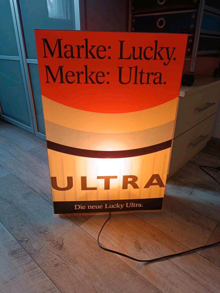 Lucky Strike Werbebanner 2 Stück leuchten beide in Altdorf