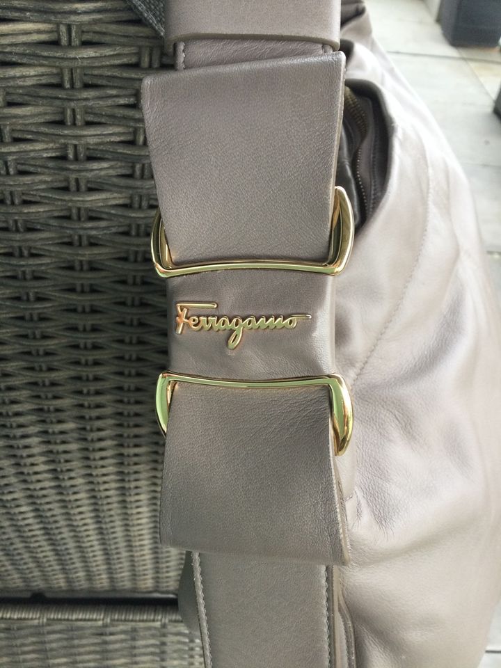 Original Salvatore Ferragamo Schultertasche in Farbe taupe. in Mörfelden-Walldorf