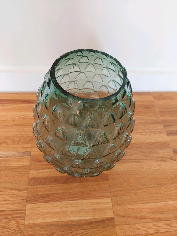 H&M Home grüne große Vase aus Glas mit Muster in Berlin