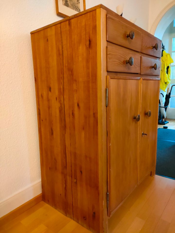 Alter Wäscheschrank (Antik) in Reutlingen