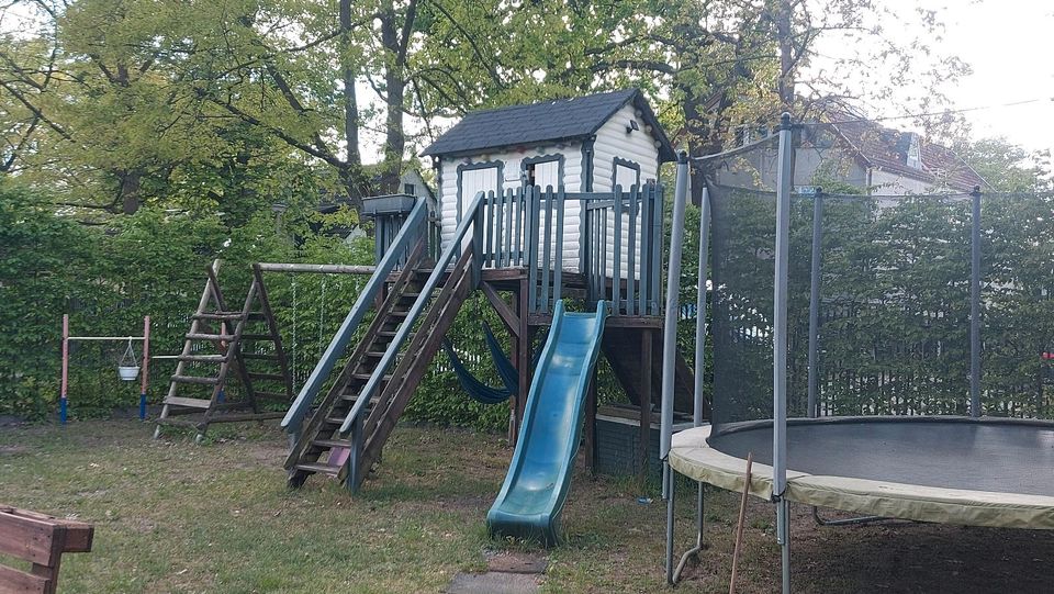 Baumhaus mit Schaukeln, Rutsche und Kletterwand in Berlin