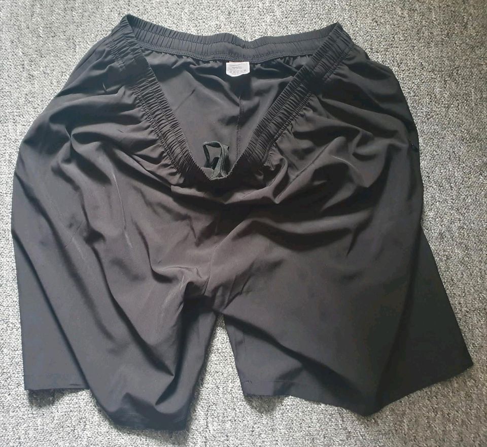 HMIYA 4XL Herrenhose kurz Super Zustand in Uslar