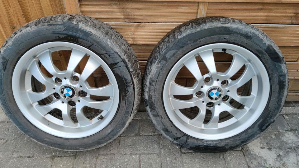 Vier Winterreifen auf BMW Felgen in Schortens