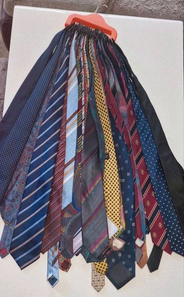Krawatten vers. Farben und Muster ohne Mängel in Kassel