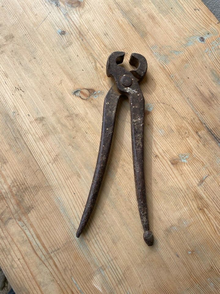 alte geschmiedete Zange, Werkzeug in Ingolstadt
