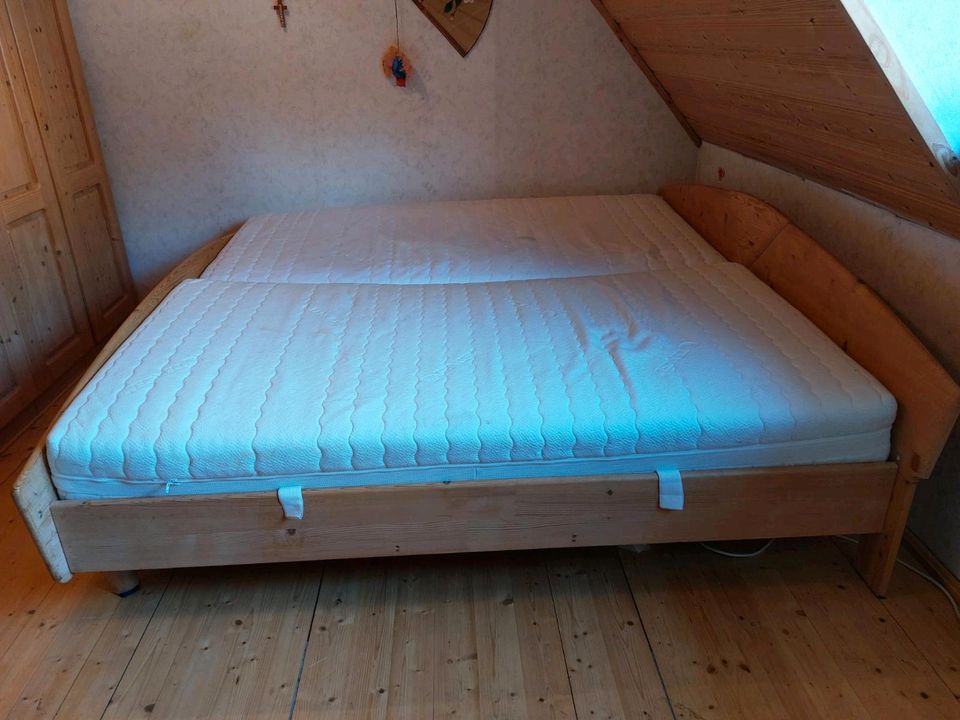 Schlafzimmer Bett Echtholz inkl. Lattenrost in Breitbrunn