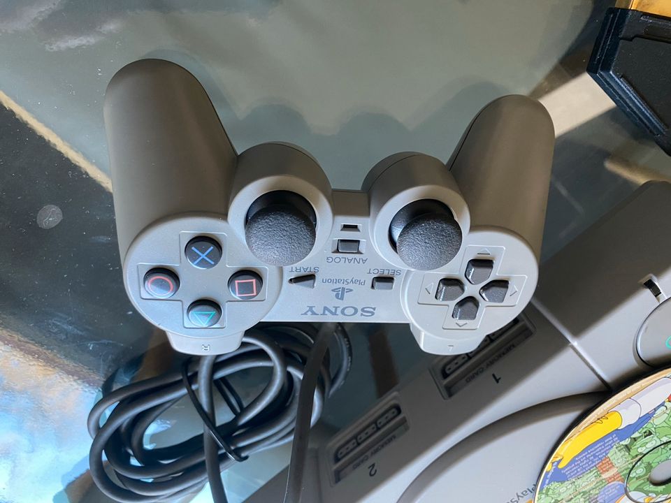 PlayStation 1 mit DualShock Controller und Spiel in Hamburg