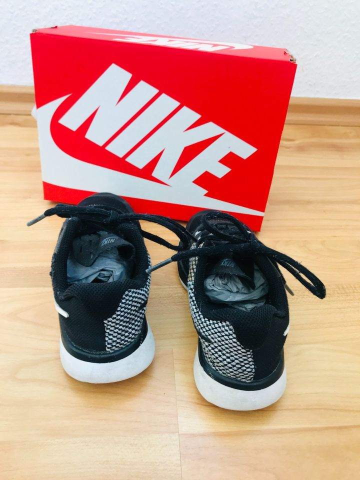Nike Sneaker Straßenschuhe Halbschuhe Schnürschuhe schwarz 28 in Berlin
