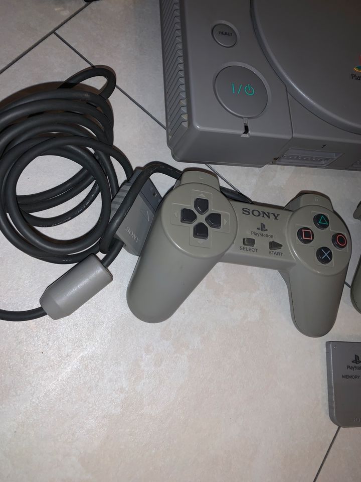 Sony PS1 mit zwei Controllern in Saarwellingen