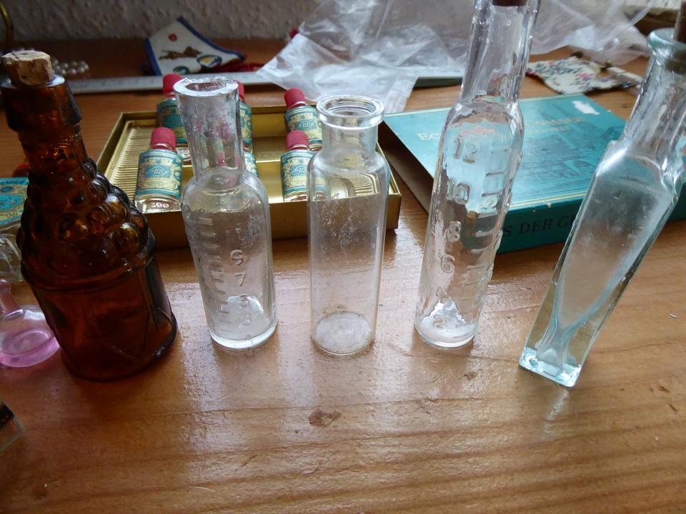 alte Sammelflaschen Kölnich Wasser mit Skala für Kaufladen in Herbsleben