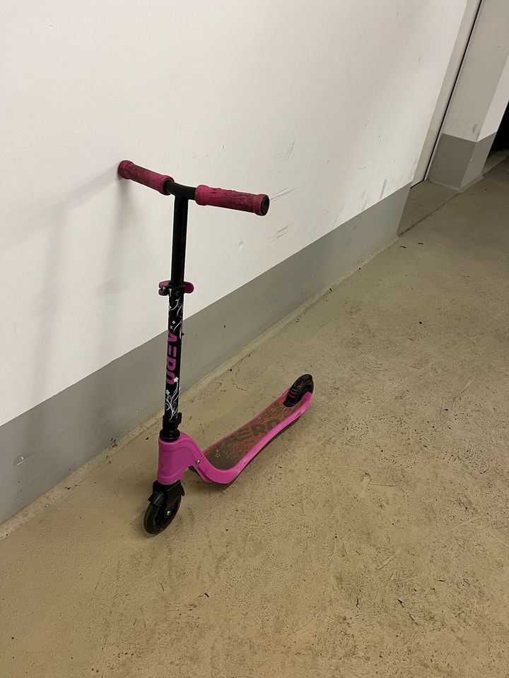 Aero C1 rosa Inline Scooter mit beleuchteten LED Rädern in Rostock