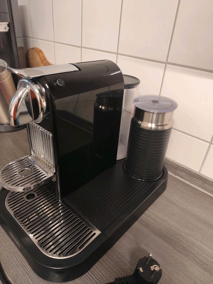 Nespresso DeLonghi Kapselmaschine mit Milchaufschäumer in Rüsselsheim