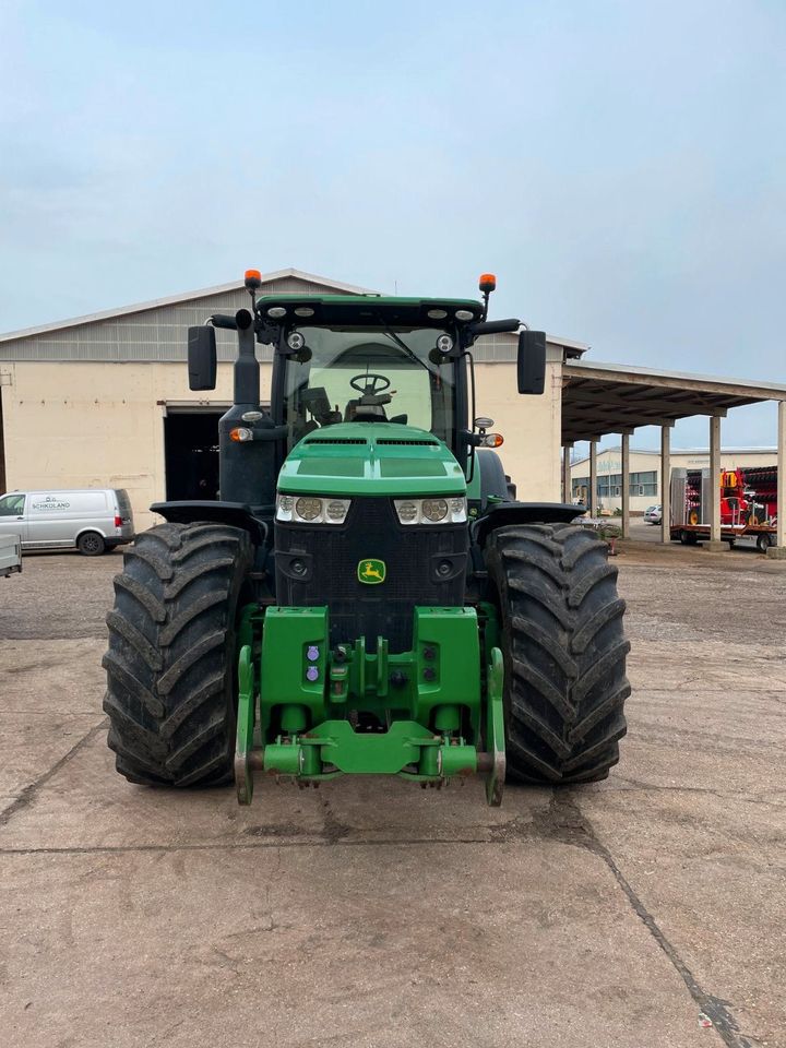 Traktor Schlepper John Deere 8345R in Schkölen