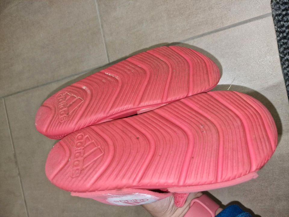 Adidas Sandalen pink Gr 32 Wassersandalen in Korbach