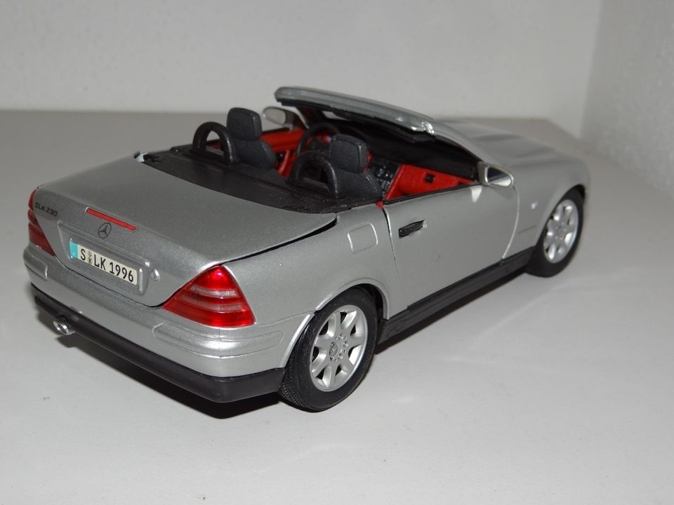 Modellauto silberner Mercedes SLK im Maßstab 1:18 von Maisto in Friedberg