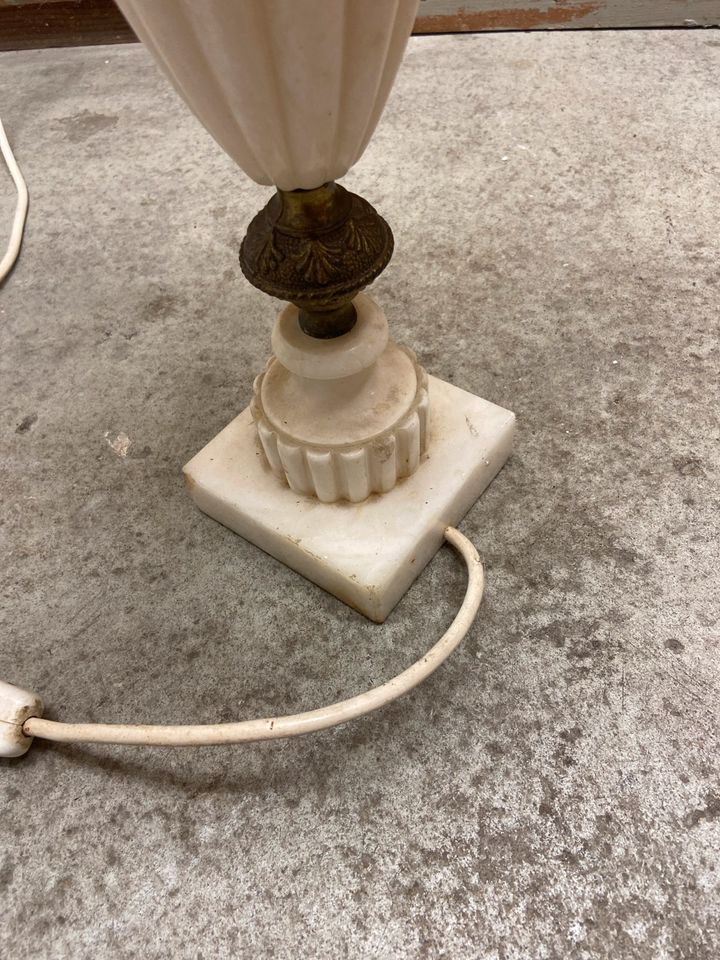 Antike Stehlampe mit Marmor Standfuß in Bonn