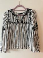 Weiße Bluse mit schwarzer Stickerei – elegant & raffiniert Bayern - Taufkirchen München Vorschau