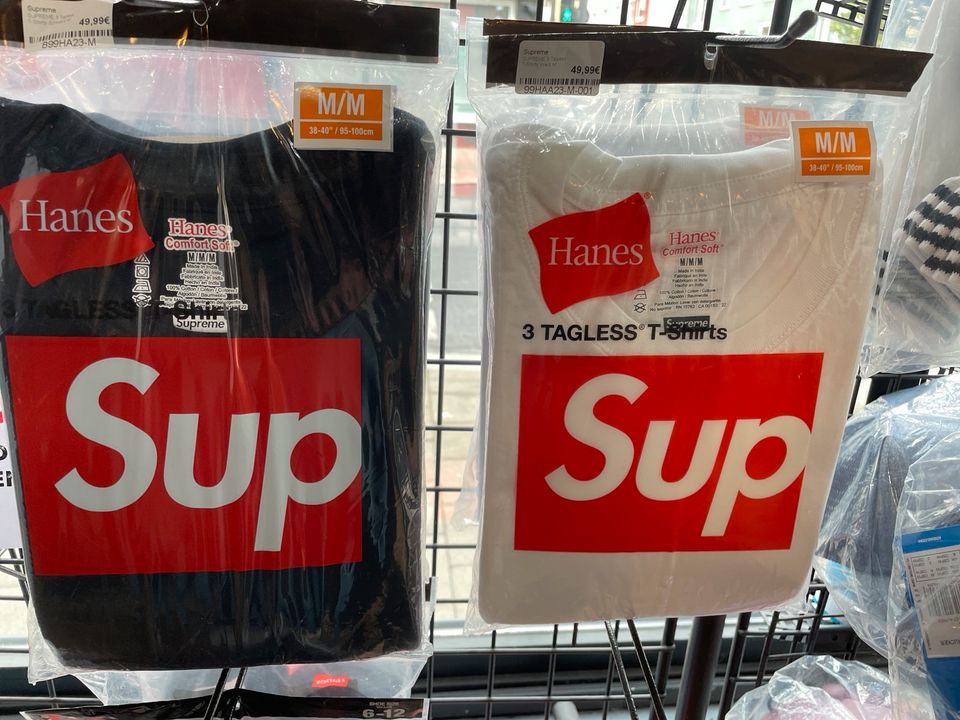 Supreme Shirts M Schwarz oder Weiß in Braunschweig