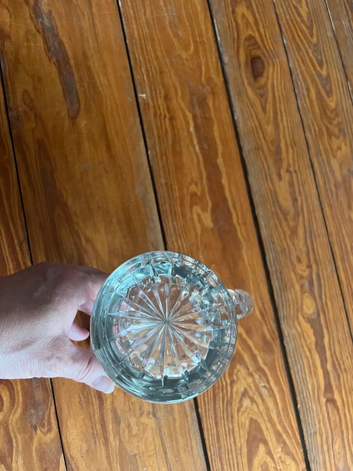 Bierkrug mit Deckel aus Glas mit Gravur / Blume in Lübeck