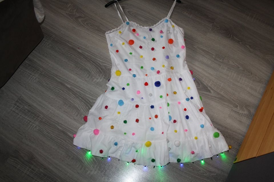 Süßes Trägerkleid Gr.42  mit LED und Pompon --SEHR GUT ERHALTEN-- in Rositz