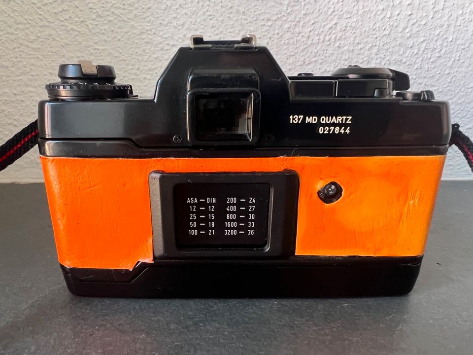 Contax 137 MD Quartz orange mit Yashica ML 50mm 1.9 analoge SLR in Wackernheim