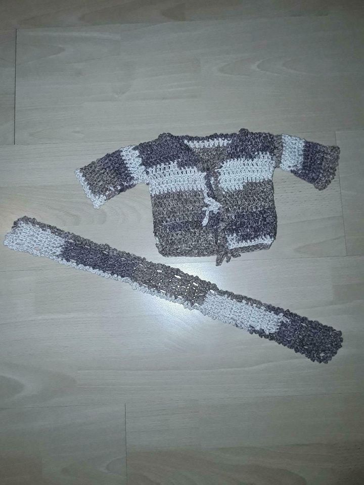 Gehäkeltes  Strickjacke  mit Schal für Puppen in Essen