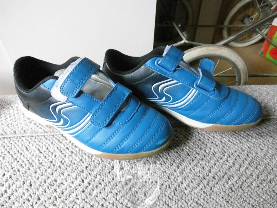 Hallenschuhe blau/schwarz Gr. 35 Marke von Sneakers in Lauenburg