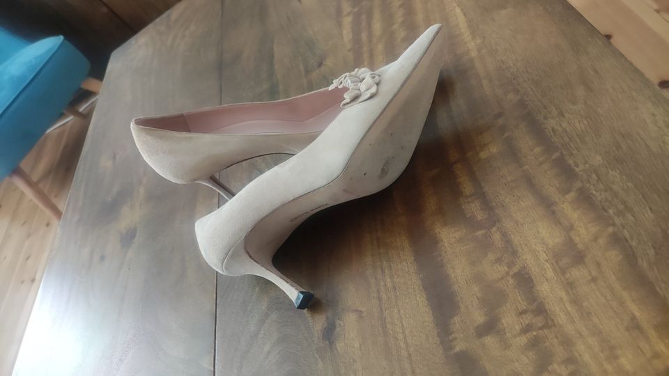 Manolo Blahnik Wildlederschuhe beige in Berlin