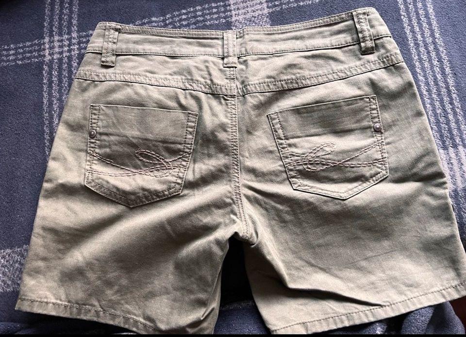 Damen Short von EDC in der Größe 40 in Mülheim (Ruhr)