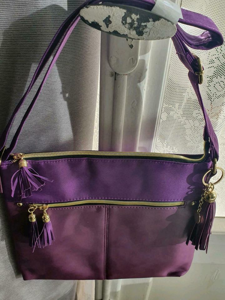 neue Handtasche, lila, inkl. Schlüsselanhänger + Uhr in Hannover