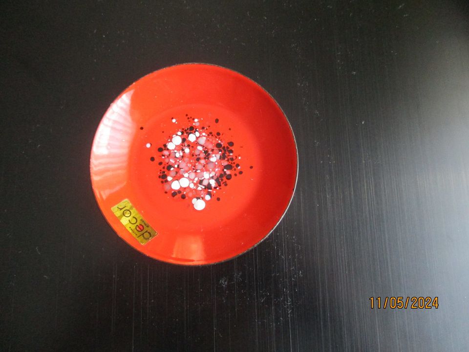 Echtes Decor Emaile Kunst kleiner Teller, rot mit Farbtupfer, in Hannover