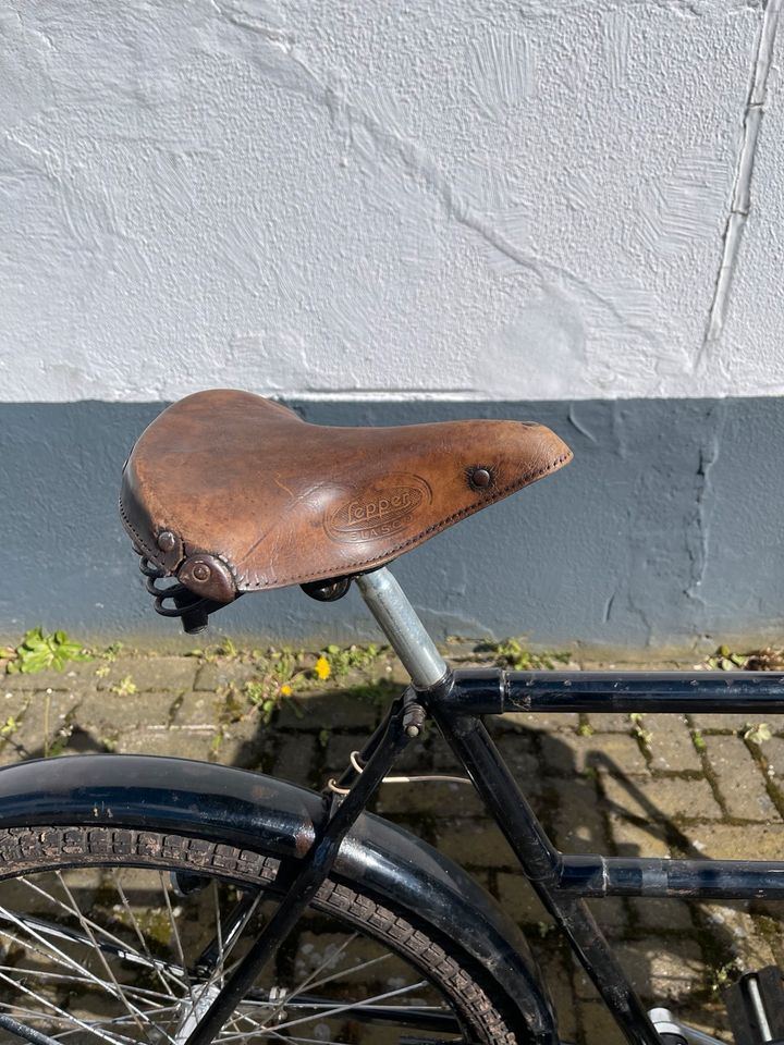 Lastenrad alt, Bauer Fahrrad, Schaufensterdeko in Stuhr