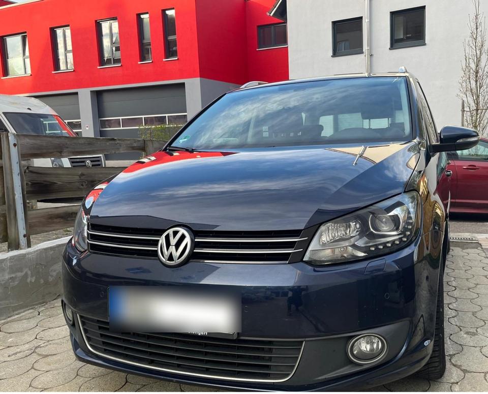 Touran Diesel 1.6 TDI Highline Auto. Selbestparking ,Navi,LED in Freising