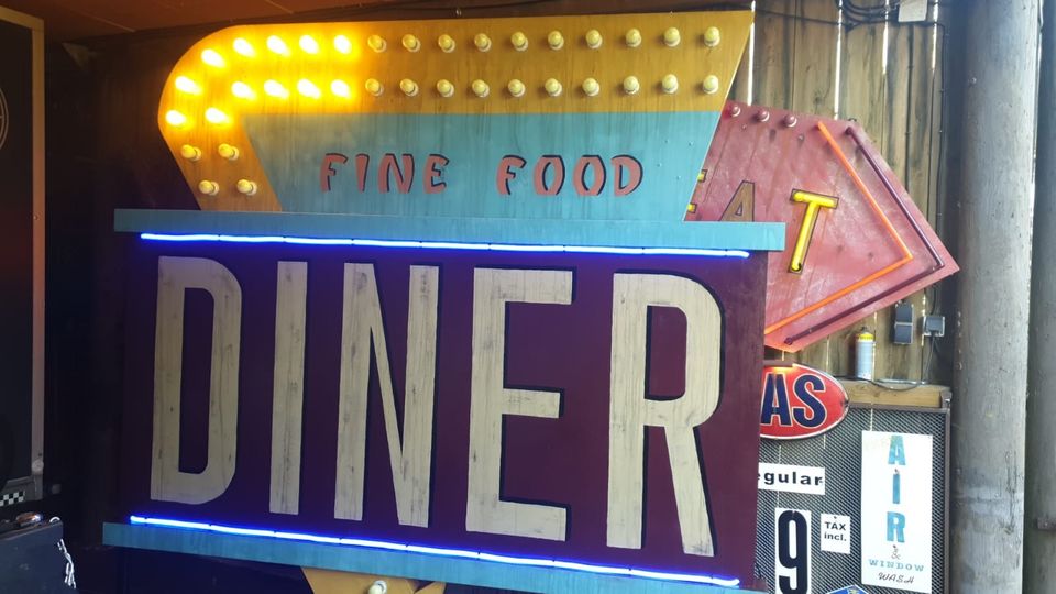 Riesiges DINER Leuchtschild Neon Blechschild aus Filmrequisite in Viersen