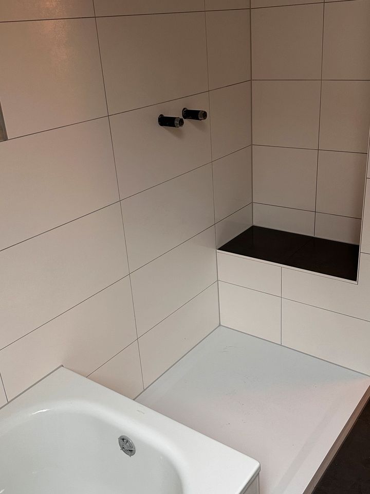 Silikonfugen erneuern im Badezimmer in Kiel