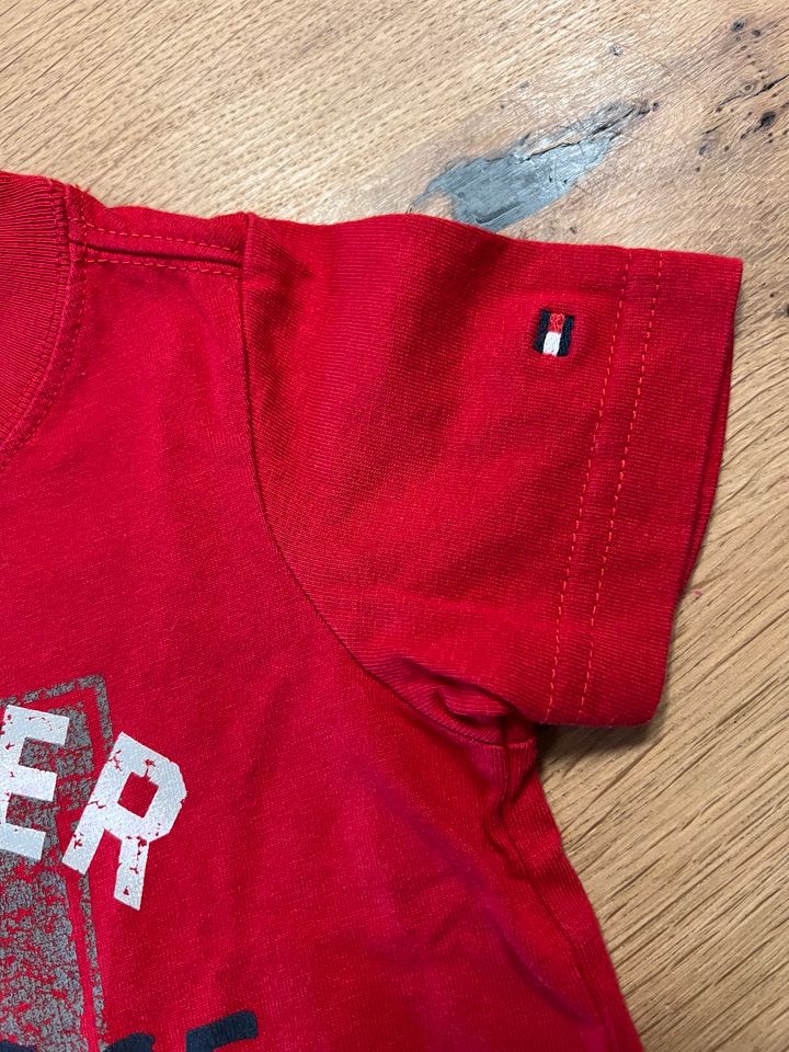 Tommy Hilfiger, T-Shirt, rot Gr. 68 / 74 Junge / Mädchen / unisex in Frankfurt am Main