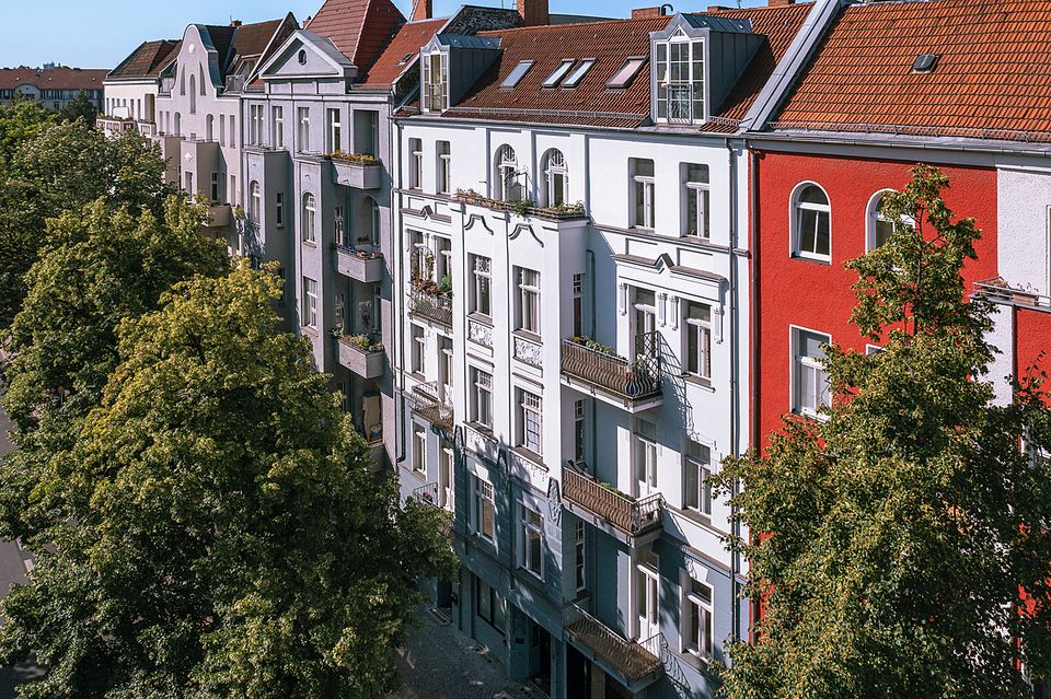 Hochwertig saniertes 1-Zimmer-Apartment mit Echtholzboden, Terrasse & hochmoderner Therme in Berlin