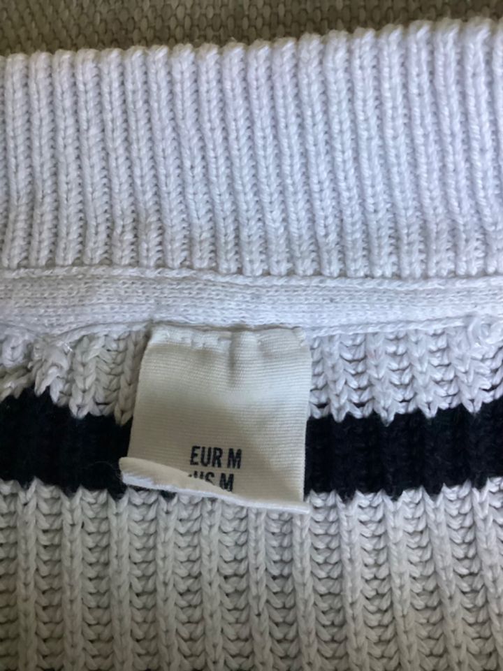 Angesagter Schwarz-weiß gestreifter Baumwoll Pullover H&M Gr M in Bonn