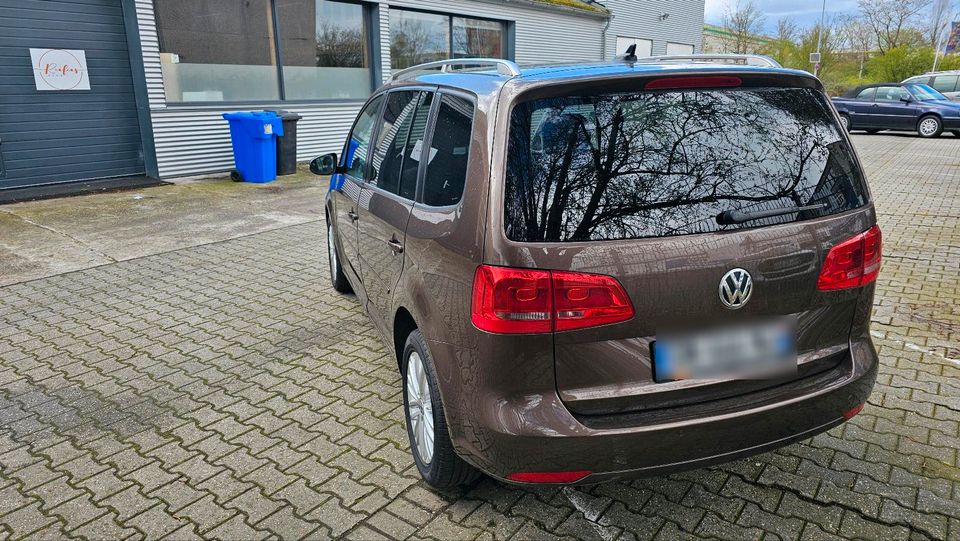 VW Touran 1,2TSI Version CUP 7-sitzer in Krefeld