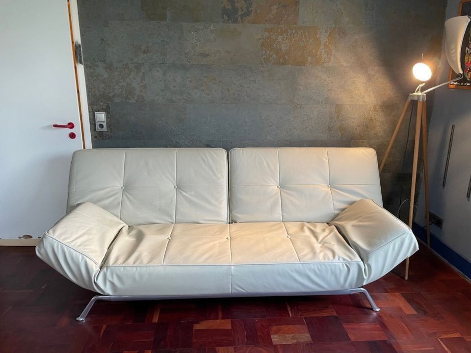 Klassiker:Ligne Roset Sofa Smala, Leder Indiana Craie, mit Hocker in Siegen