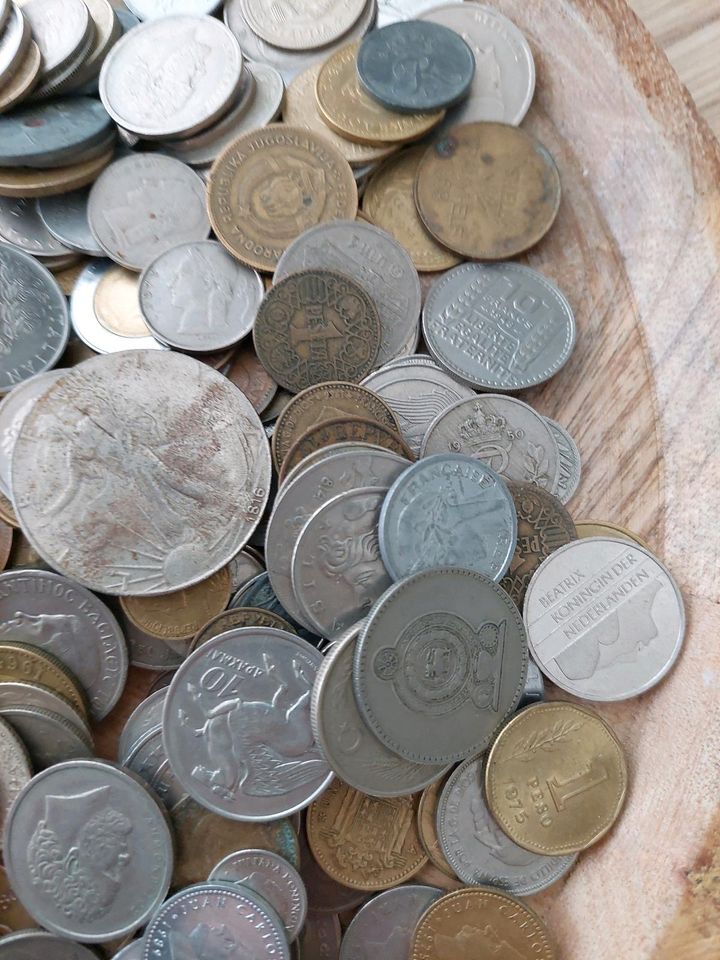 Konvolut mit Silbermünze und noch umtauschbarer Ware Münzen 2kg in Bornheim