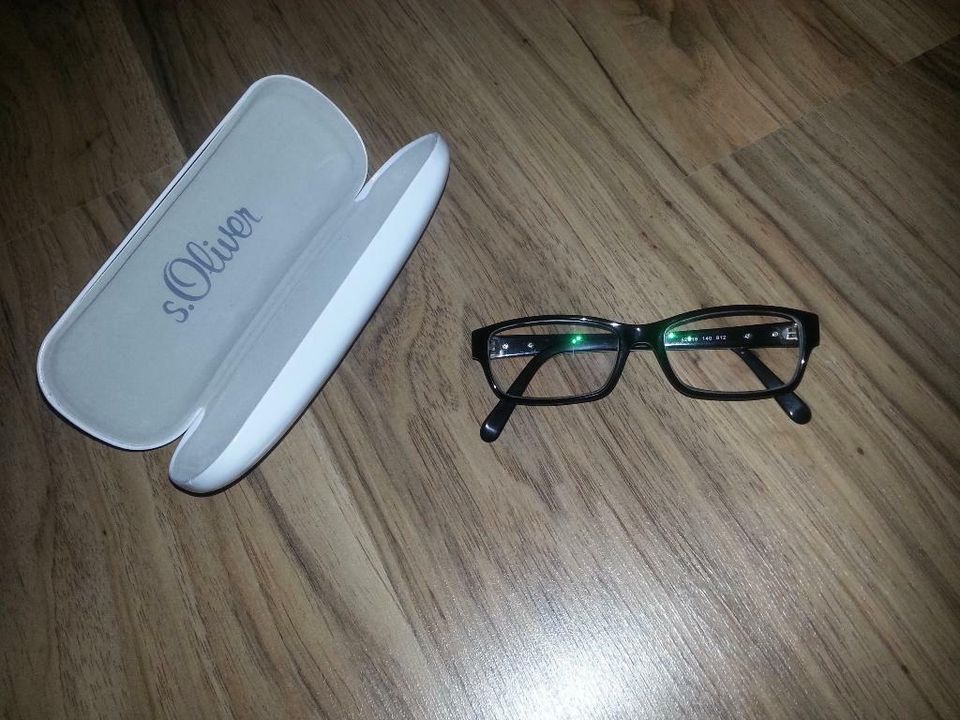 S.Oliver Brille Brillengestell schwarz mit weiss Gr. 52 wie NEU in Hessen -  Riedstadt | eBay Kleinanzeigen ist jetzt Kleinanzeigen