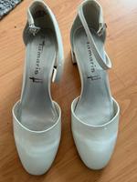 neuwertige Tamaris Schuhe weiß/Silber Gr 39 Hessen - Herborn Vorschau