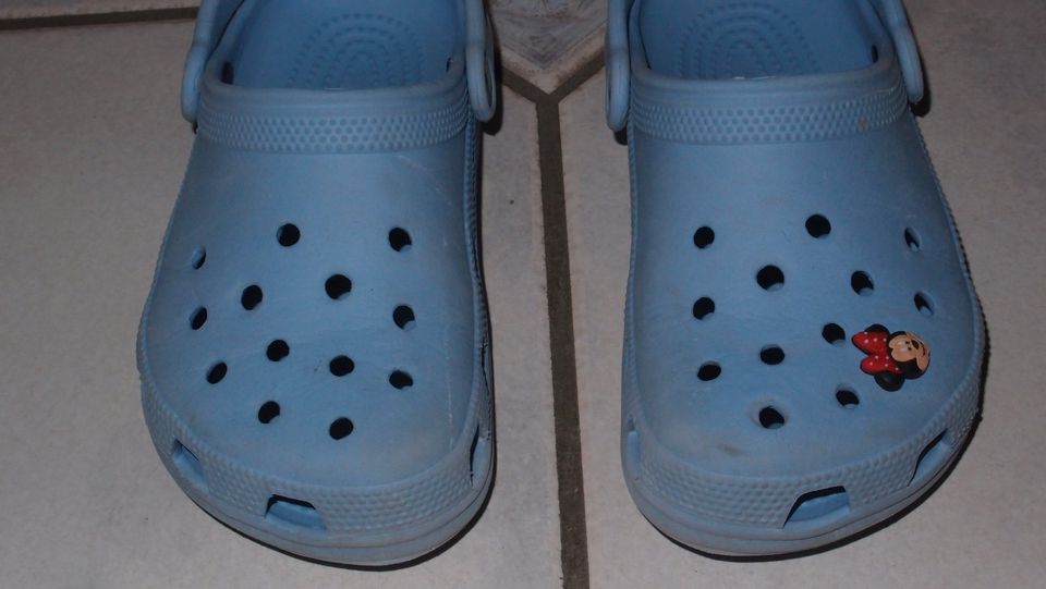 Crocs Kinder Schuhe Gr.33,blau,Micky Maus Anstecker,TOP !!! in Neuwied