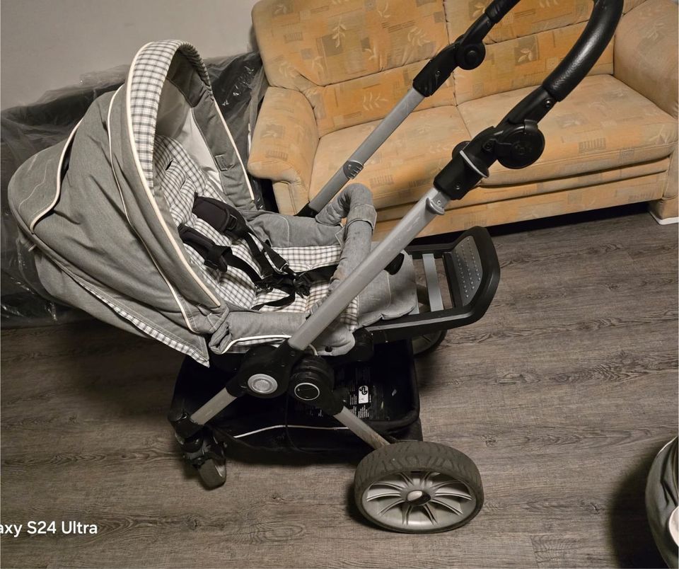 Kinderwagen mit Kinderwagen in Fritzlar